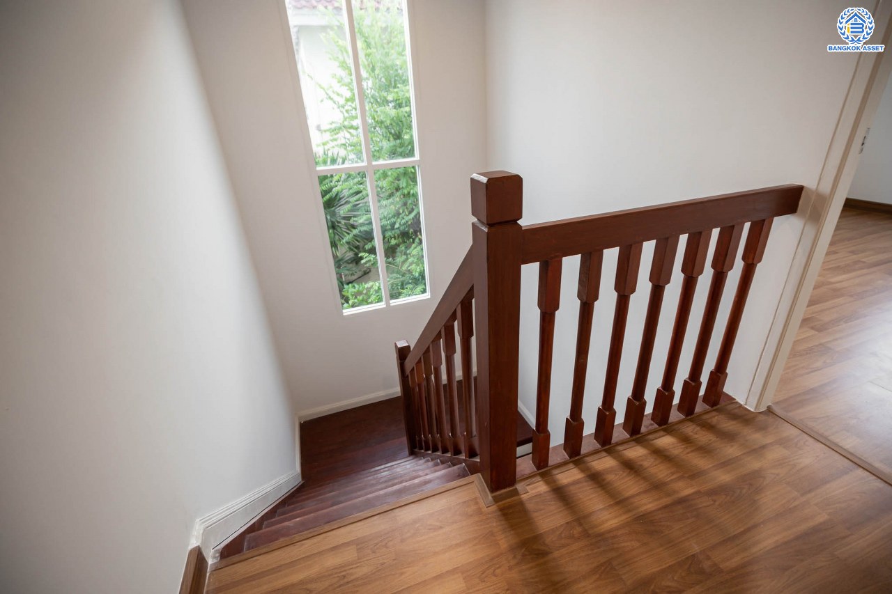 บ้านมือสองตกแต่งใหม่ โครงการ ชวนชื่น เรสซิเด้นซ์พาร์ค2 วัชรพล เนื้อที่ 53.1 ตร.ว. ฟังก์ชัน 3 ห้องนอน 2 ห้องน้ำ จอดรถได้ 1 คัน บนทำเลเชื่อมต่อหลายเส้นทาง ถ.รามอินทรา ถ.สายไหม และ ถ.พหลโยธิน ใกล้สนามบินดอนเมือง ทางด่วน "รามอินทรา-วงแหวนรอบนอก" และรถไฟฟ้าสายสีชมพู "สถานีคูคต"